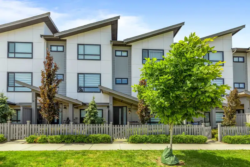 13 16589 25 AVENUE - photo 1 of 40