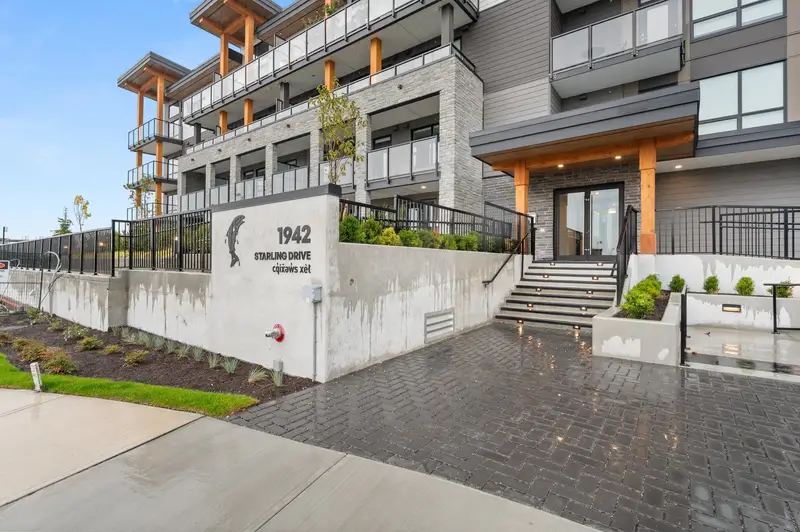 205 1942 STARLING DRIVE - photo 3 of 21