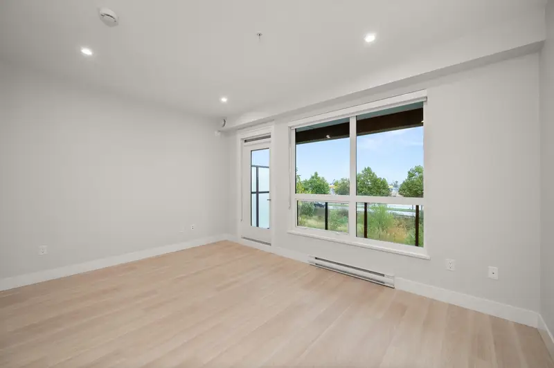 205 1942 STARLING DRIVE - photo 4 of 21