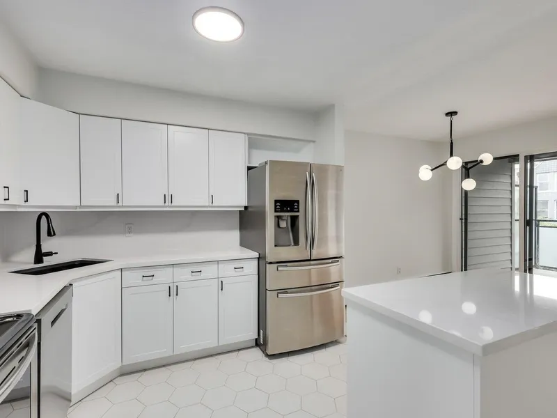 307 2255 YORK AVENUE - photo 3 of 25