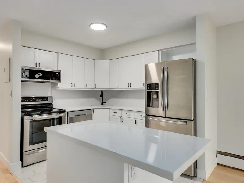 307 2255 YORK AVENUE - photo 4 of 25