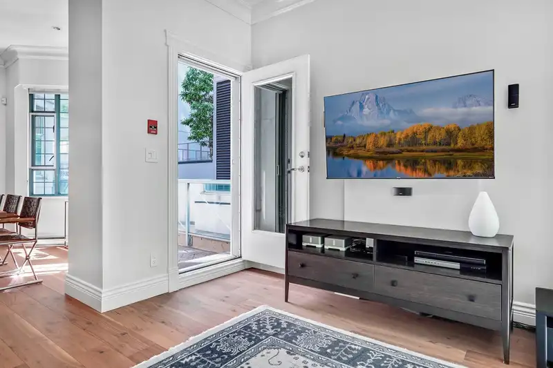 281 SMITHE STREET - photo 4 of 40