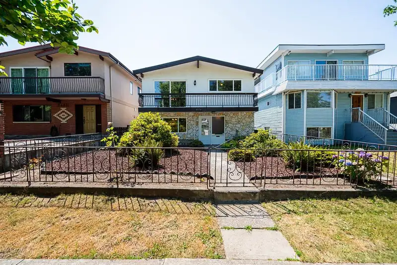 2476 E 29TH AVENUE - photo 2 of 35