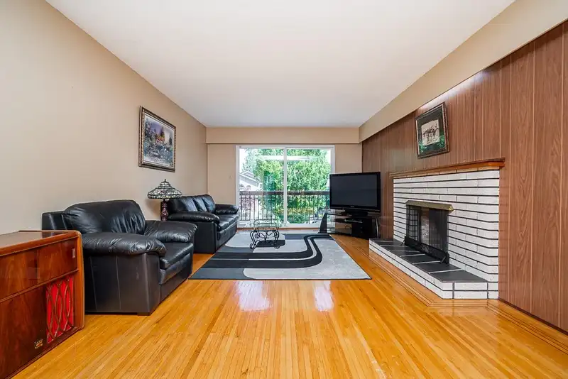 2476 E 29TH AVENUE - photo 4 of 35