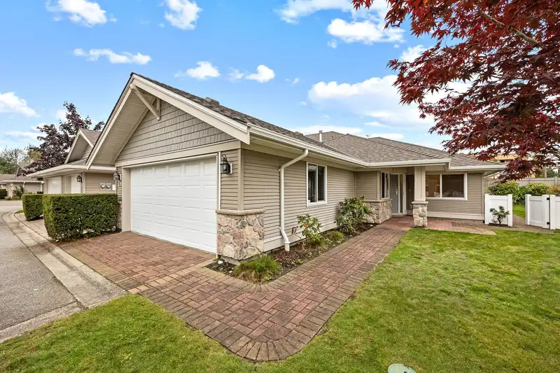 76 17516 4 AVENUE - photo 4 of 39