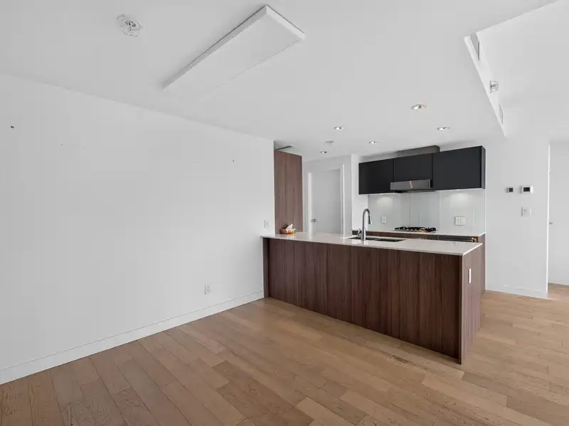 906 2221 E 30TH AVENUE - photo 4 of 32