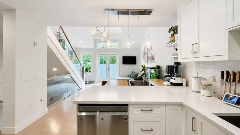 201 2759 HORLEY STREET - photo 1 of 19