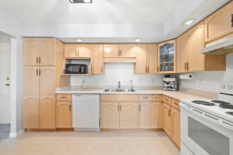 301 19645 64 AVENUE - photo 4 of 26