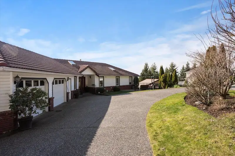 2591 ZURICH DRIVE - photo 2 of 40