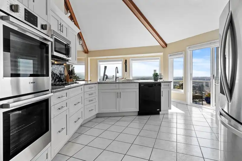 2591 ZURICH DRIVE - photo 3 of 40