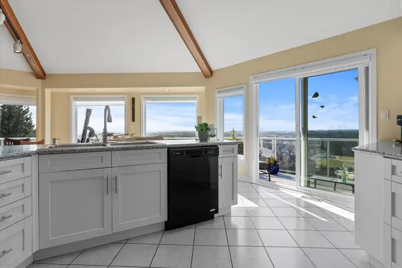 2591 ZURICH DRIVE - photo 4 of 40