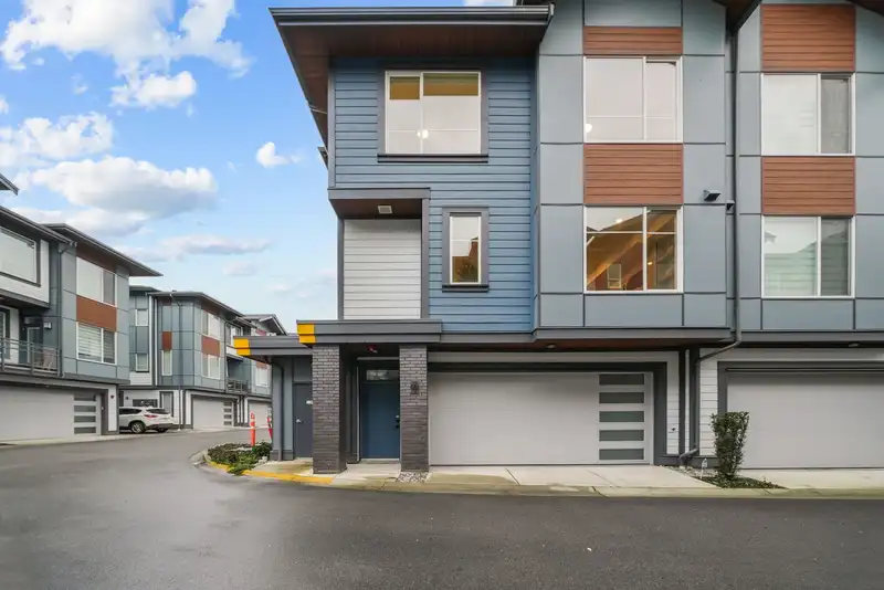 29 20763 76 AVENUE - photo 1 of 40