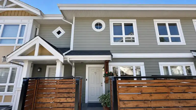 13 915 TOBRUCK AVENUE - photo 1 of 30