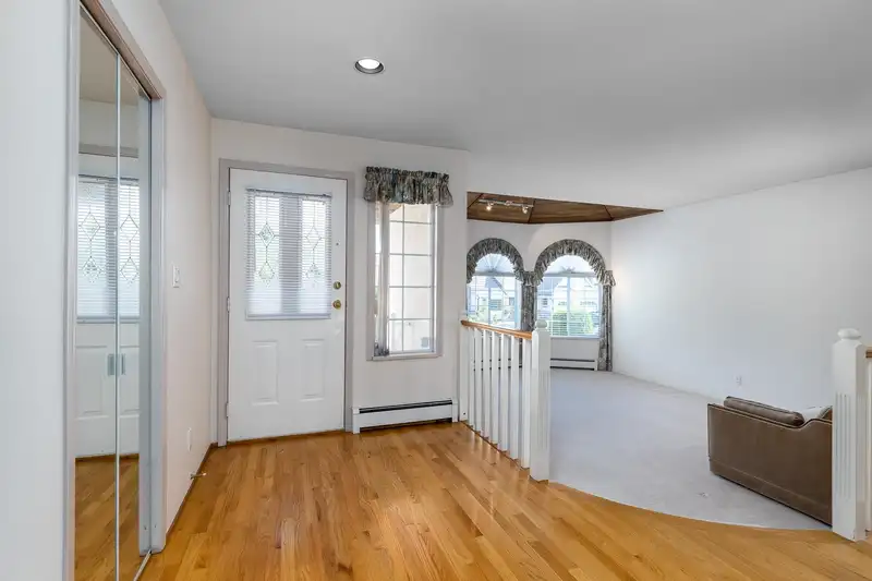 16320 94 AVENUE - photo 4 of 40