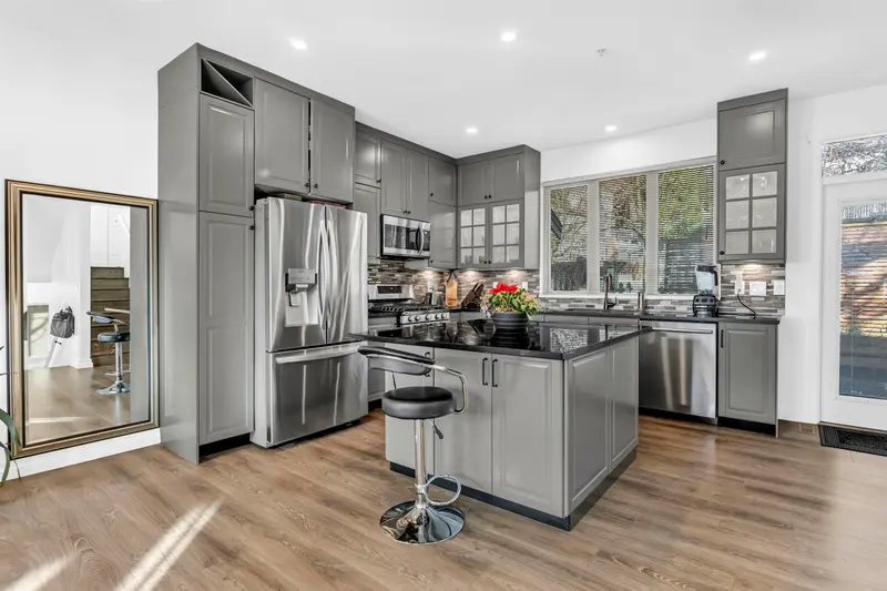 35 20326 68 AVENUE - photo 4 of 25