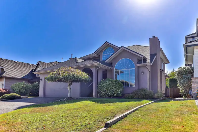 1831 WALNUT CRESCENT - photo 2 of 37