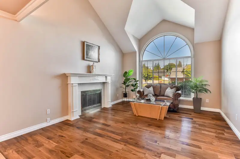 1831 WALNUT CRESCENT - photo 4 of 37