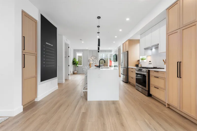 56 20763 76 AVENUE - photo 1 of 25