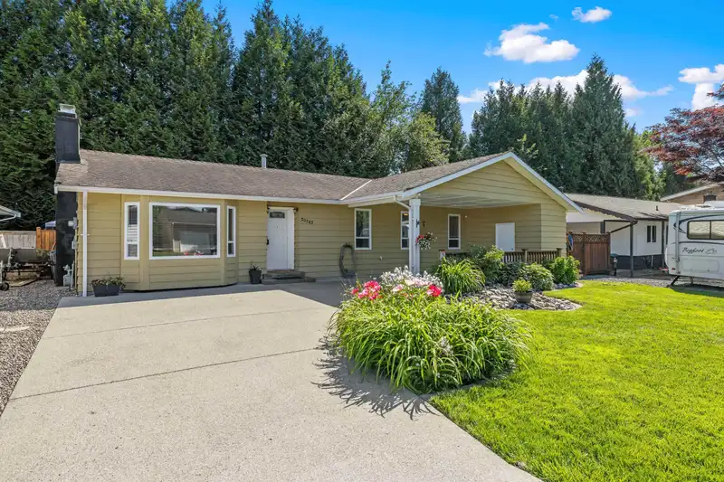 20782 52 AVENUE - photo 2 of 40