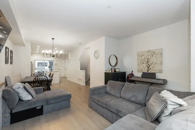 159 19451 SUTTON AVENUE - photo 4 of 25