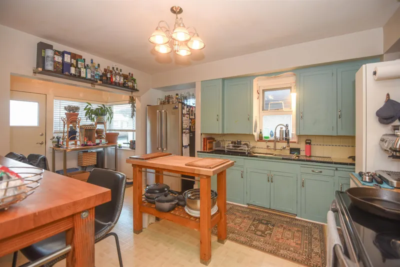 2881 ADANAC STREET - photo 3 of 16