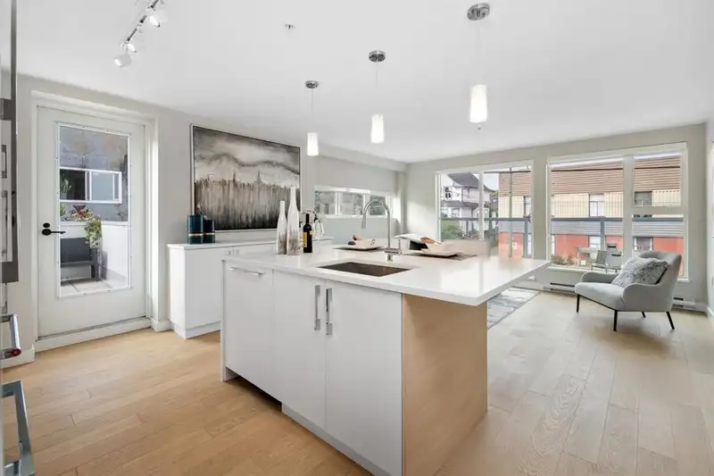 2512 FRASER STREET - photo 1 of 26