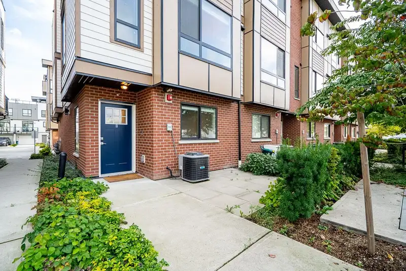 6 19624 56 AVENUE - photo 4 of 35