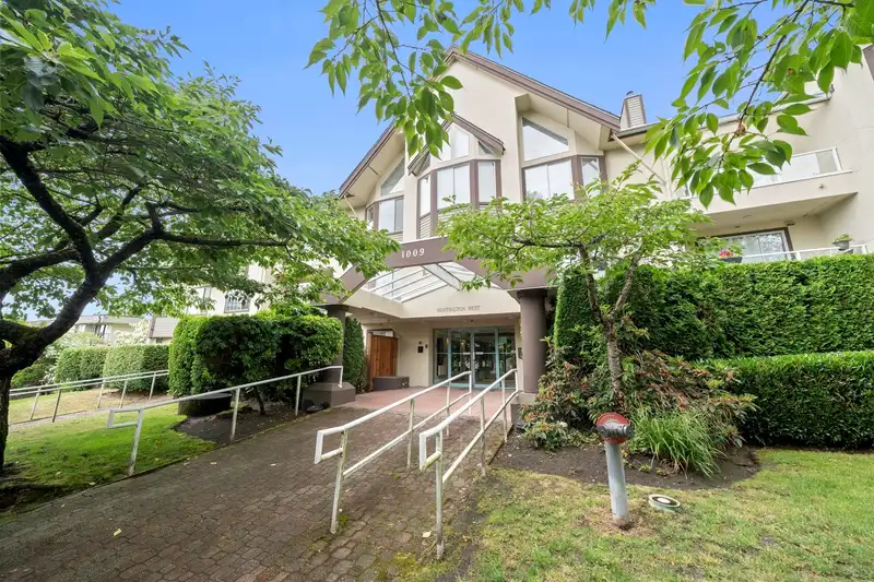 305 1009 HOWAY STREET - photo 1 of 32