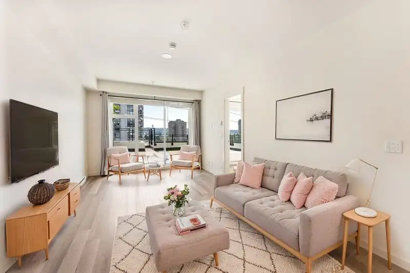 209 1012 AUCKLAND STREET - photo 1 of 33