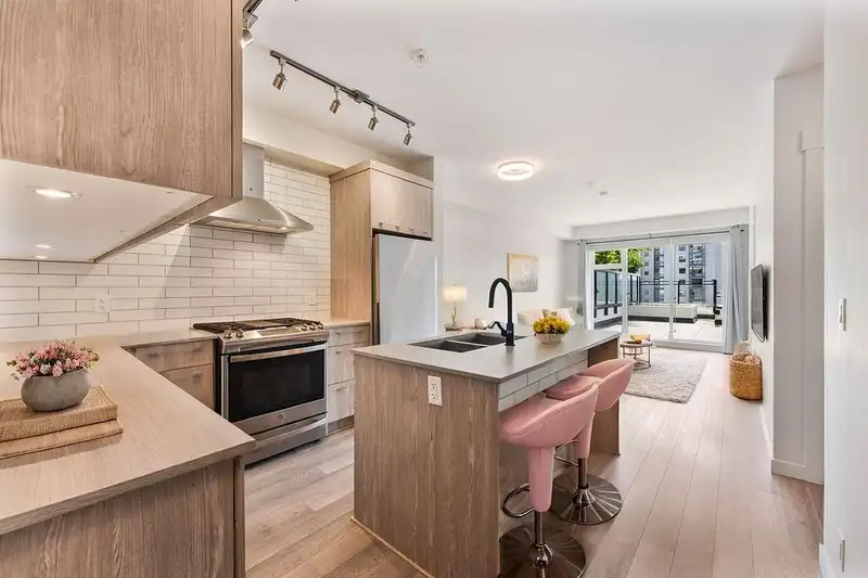 209 1012 AUCKLAND STREET - photo 2 of 33