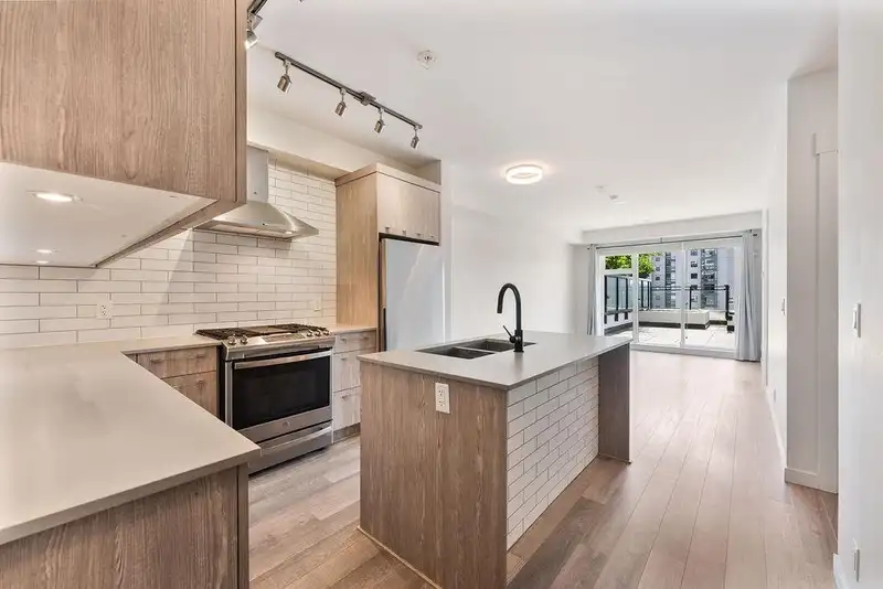 209 1012 AUCKLAND STREET - photo 4 of 33