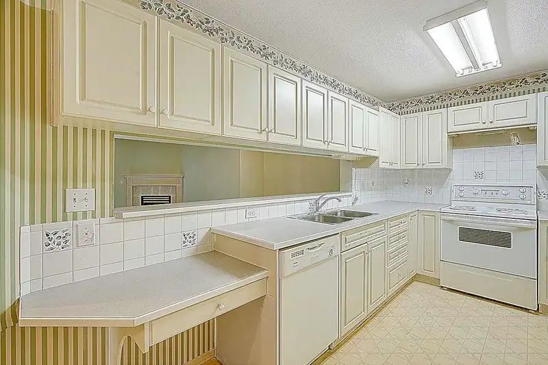 201 13870 70 AVENUE - photo 2 of 32
