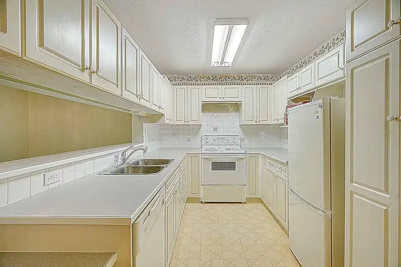 201 13870 70 AVENUE - photo 3 of 32