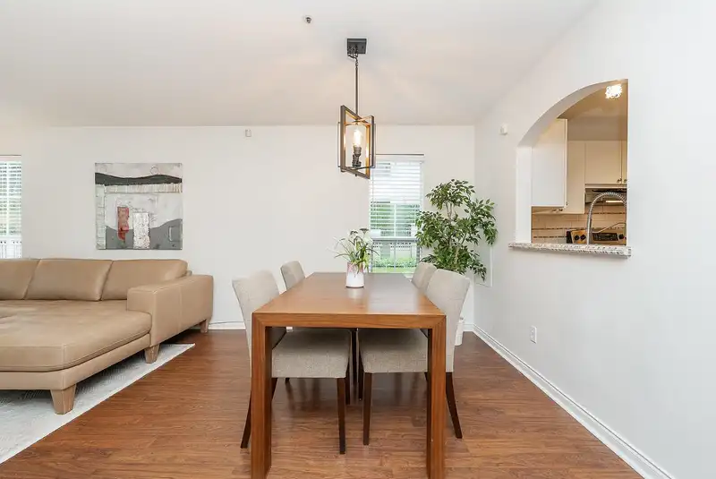 101 2975 PRINCESS CRESCENT - photo 4 of 20