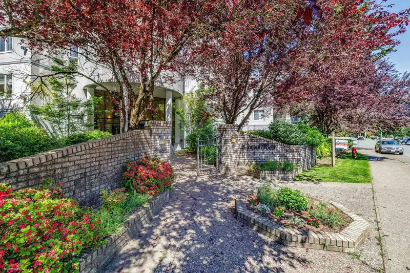 404 5465 201 STREET - photo 2 of 26