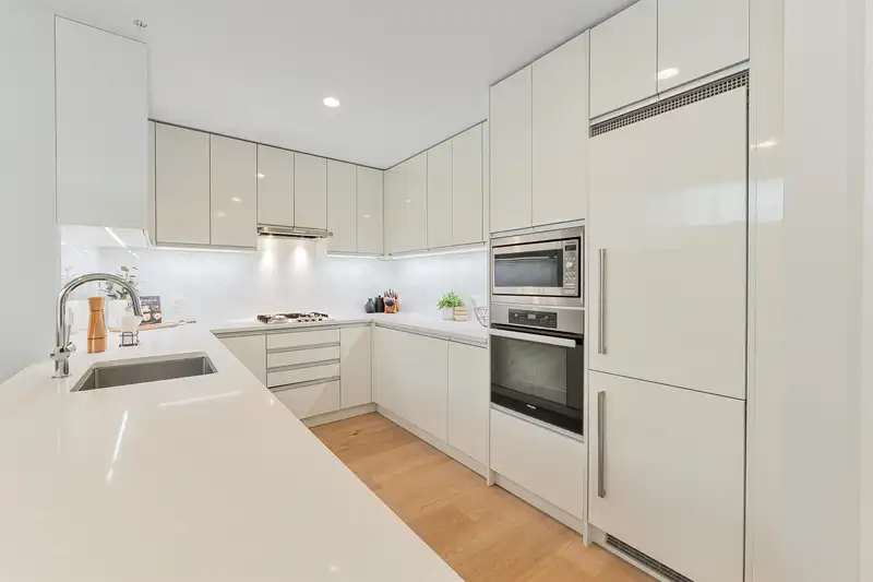 202 528 W KING EDWARD AVENUE - photo 4 of 22