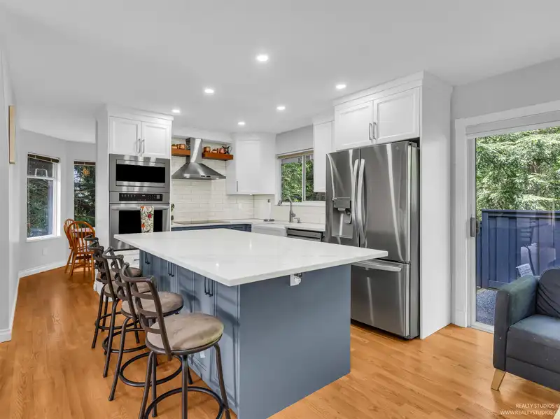 120 2998 ROBSON DRIVE - photo 2 of 39
