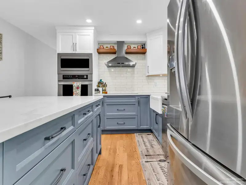 120 2998 ROBSON DRIVE - photo 3 of 39