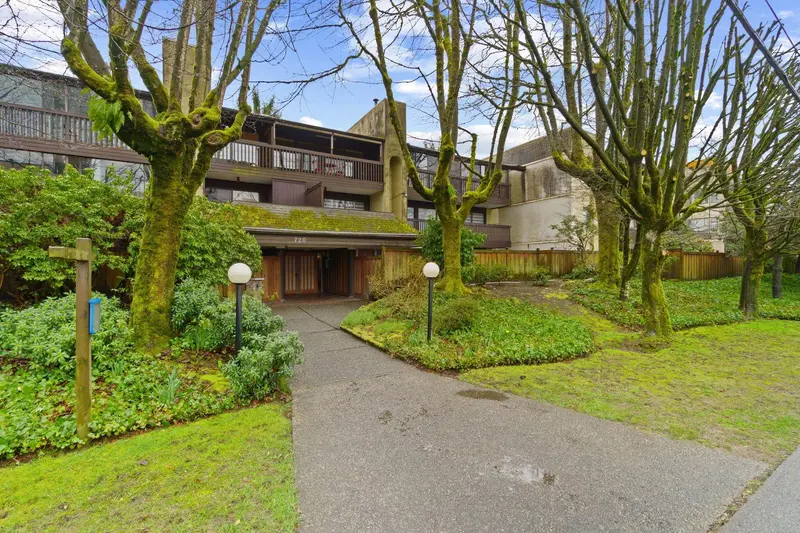 304 720 EIGHTH AVENUE - photo 2 of 25