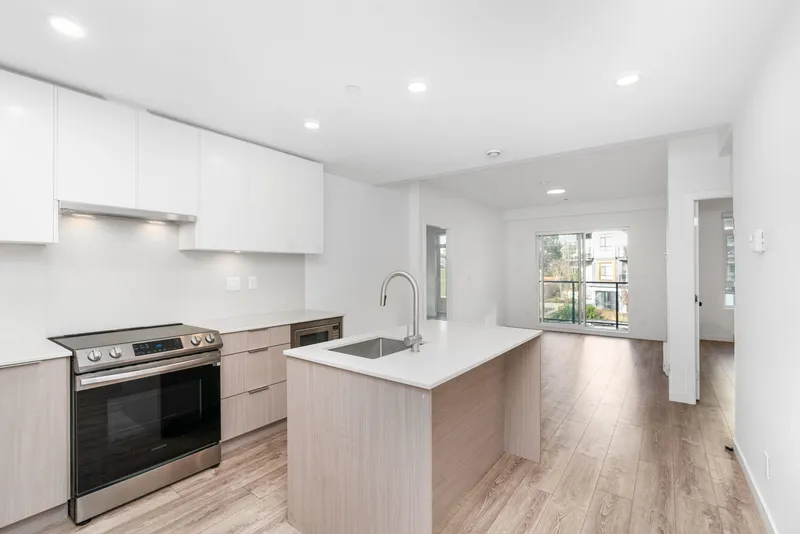 209 13969 96 AVENUE - photo 2 of 25