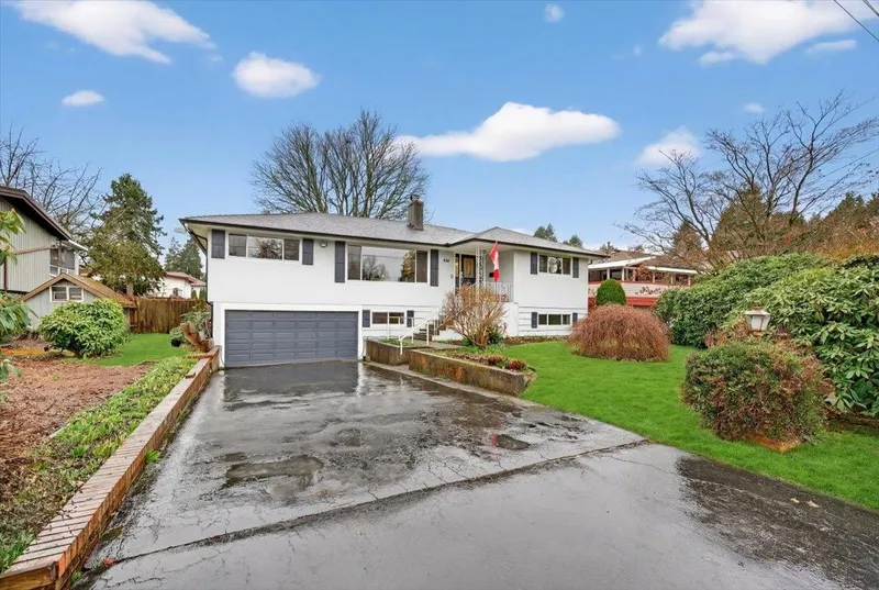 812 GROVER AVENUE - photo 1 of 25