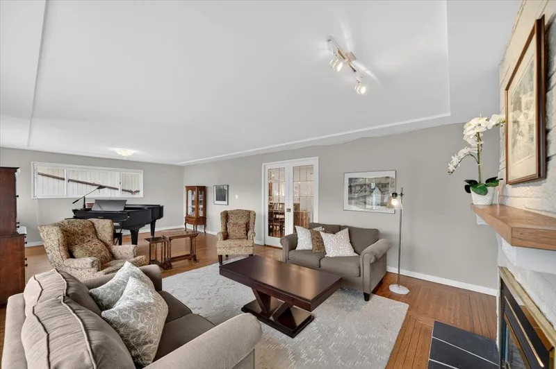 812 GROVER AVENUE - photo 3 of 25