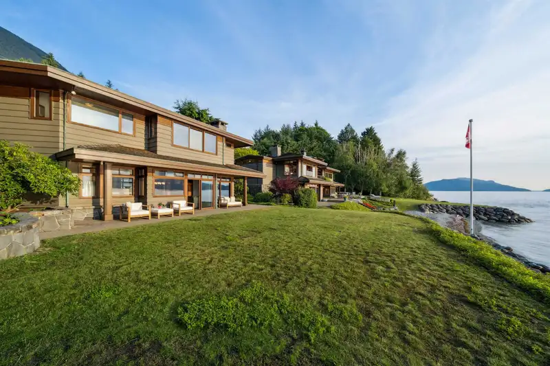 290 LIONS BAY AVENUE - photo 3 of 36