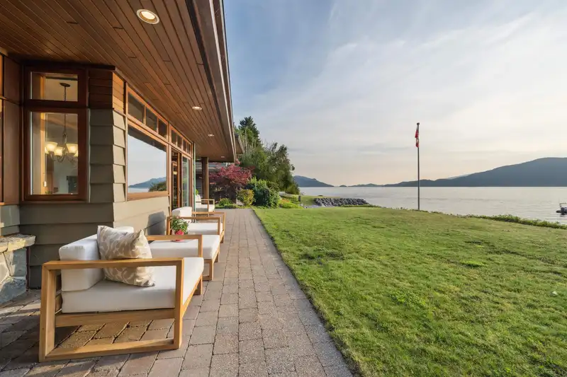 290 LIONS BAY AVENUE - photo 4 of 36
