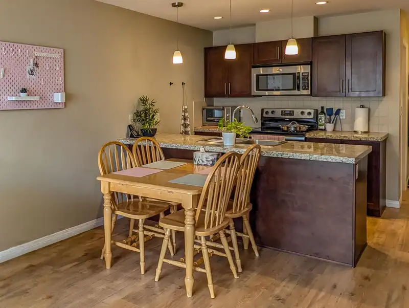 204 5000 IMPERIAL STREET - photo 2 of 7