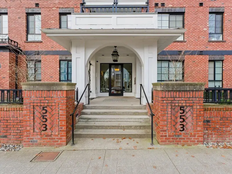 205 553 FOSTER AVENUE - photo 2 of 19