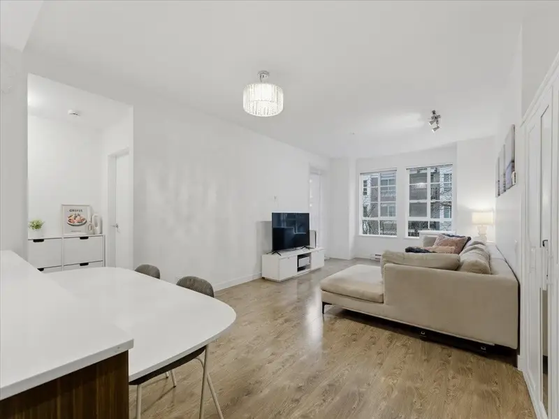 205 553 FOSTER AVENUE - photo 3 of 19