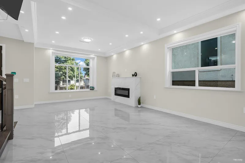 2936 E 2ND AVENUE - photo 4 of 25