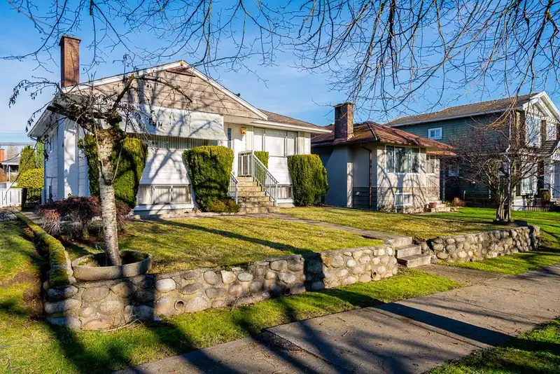 2655 E 53 AVENUE - photo 1 of 40