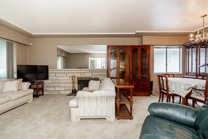 2655 E 53 AVENUE - photo 3 of 40